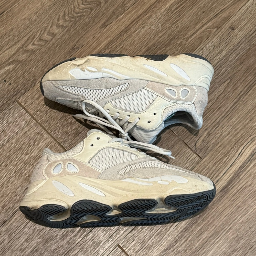 Yeezy 700 Analog Sz 8.5